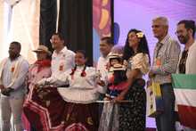 En el Encuentro de Culturas Populares se intercambiaron presentes para recordar este evento de talla mundial