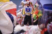 En el Encuentro de Culturas Populares se intercambiaron presentes para recordar este evento de talla mundial