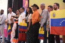 En el Encuentro de Culturas Populares se intercambiaron presentes para recordar este evento de talla mundial