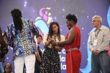 En el Encuentro de Culturas Populares se intercambiaron presentes para recordar este evento de talla mundial