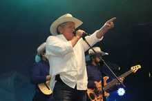 Entre mambo, zamba y m&uacute;sica llanera el p&uacute;blico goz&oacute; en el Bulevar del R&iacute;o