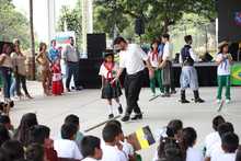 Estudiantes de Golondrinas danzaron al ritmo de Brasil y Kenia