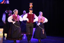 En el Teatro Jorge Isaacs se encendi&oacute; la noche con las danzas del mundo