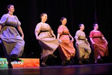 En el Teatro Jorge Isaacs se encendi&oacute; la noche con las danzas del mundo