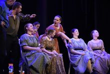 En el Teatro Jorge Isaacs se encendi&oacute; la noche con las danzas del mundo