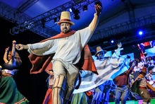 En el Teatro Jorge Isaacs se encendi&oacute; la noche con las danzas del mundo