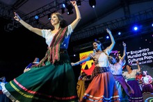 En el Teatro Jorge Isaacs se encendi&oacute; la noche con las danzas del mundo