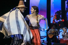 En el Teatro Jorge Isaacs se encendi&oacute; la noche con las danzas del mundo