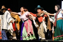 En el Teatro Jorge Isaacs se encendi&oacute; la noche con las danzas del mundo