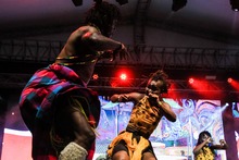 En el Teatro Jorge Isaacs se encendi&oacute; la noche con las danzas del mundo