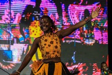 En el Teatro Jorge Isaacs se encendi&oacute; la noche con las danzas del mundo