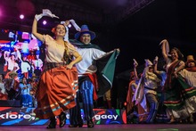 En el Teatro Jorge Isaacs se encendi&oacute; la noche con las danzas del mundo