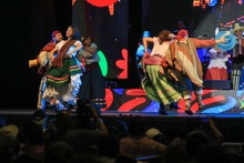 En el Teatro Jorge Isaacs se encendi&oacute; la noche con las danzas del mundo