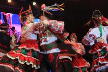 En el Teatro Jorge Isaacs se encendi&oacute; la noche con las danzas del mundo