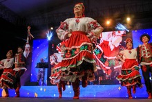 En el Teatro Jorge Isaacs se encendi&oacute; la noche con las danzas del mundo