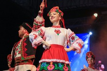 En el Teatro Jorge Isaacs se encendi&oacute; la noche con las danzas del mundo