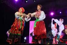 En el Teatro Jorge Isaacs se encendi&oacute; la noche con las danzas del mundo