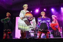 En el Teatro Jorge Isaacs se encendi&oacute; la noche con las danzas del mundo