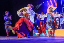 En el Teatro Jorge Isaacs se encendi&oacute; la noche con las danzas del mundo