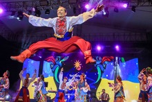 En el Teatro Jorge Isaacs se encendi&oacute; la noche con las danzas del mundo