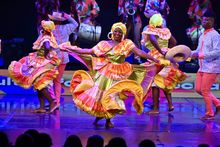 El Jorge Isaacs se pone de pie ante la presentaci&oacute;n de Ucrania y las agrupaciones locales