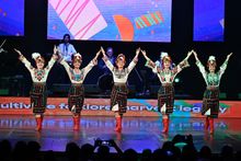 El Jorge Isaacs se pone de pie ante la presentaci&oacute;n de Ucrania y las agrupaciones locales