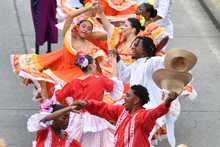 Un desfile multicultural con coraz&oacute;n de &lsquo;folcloreada&rsquo;