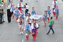 Un desfile multicultural con coraz&oacute;n de &lsquo;folcloreada&rsquo;
