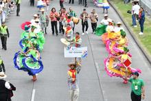 Un desfile multicultural con coraz&oacute;n de &lsquo;folcloreada&rsquo;