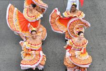 Un desfile multicultural con coraz&oacute;n de &lsquo;folcloreada&rsquo;