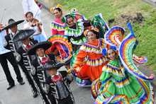 Un desfile multicultural con coraz&oacute;n de &lsquo;folcloreada&rsquo;