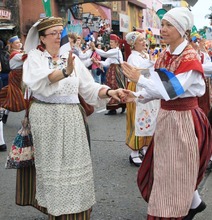 &lsquo;Colombia tierra querida&rsquo; se combin&oacute; con el folclor europeo en la calle quinta