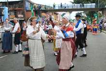 &lsquo;Colombia tierra querida&rsquo; se combin&oacute; con el folclor europeo en la calle quinta