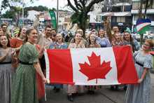 &lsquo;Colombia tierra querida&rsquo; se combin&oacute; con el folclor europeo en la calle quinta
