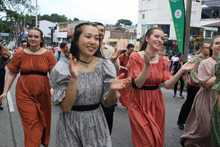 &lsquo;Colombia tierra querida&rsquo; se combin&oacute; con el folclor europeo en la calle quinta