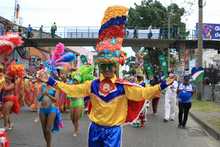 &lsquo;Colombia tierra querida&rsquo; se combin&oacute; con el folclor europeo en la calle quinta