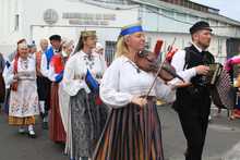 &lsquo;Colombia tierra querida&rsquo; se combin&oacute; con el folclor europeo en la calle quinta