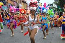 &lsquo;Colombia tierra querida&rsquo; se combin&oacute; con el folclor europeo en la calle quinta