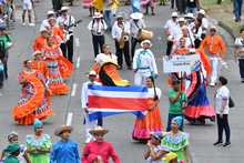 La danza y el viento fueron c&oacute;mplices en la &lsquo;Gran Parada&rsquo; del &lsquo;Encuentro de Culturas Populares&rsquo;