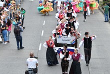 La danza y el viento fueron c&oacute;mplices en la &lsquo;Gran Parada&rsquo; del &lsquo;Encuentro de Culturas Populares&rsquo;
