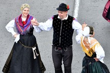 La danza y el viento fueron c&oacute;mplices en la &lsquo;Gran Parada&rsquo; del &lsquo;Encuentro de Culturas Populares&rsquo;