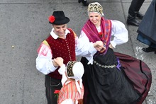 La danza y el viento fueron c&oacute;mplices en la &lsquo;Gran Parada&rsquo; del &lsquo;Encuentro de Culturas Populares&rsquo;
