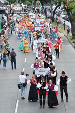 La danza y el viento fueron c&oacute;mplices en la &lsquo;Gran Parada&rsquo; del &lsquo;Encuentro de Culturas Populares&rsquo;