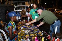 Gu&iacute;as con coraz&oacute;n de padres en el &lsquo;Mundial de Culturas Populares&rsquo;