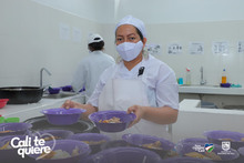 Estudiantes de la IE Crist&oacute;bal Col&oacute;n disfrutan el PAE en la modalidad de preparado en sitio