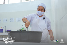 Estudiantes de la IE Crist&oacute;bal Col&oacute;n disfrutan el PAE en la modalidad de preparado en sitio