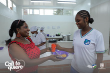 Estudiantes de la IE Crist&oacute;bal Col&oacute;n disfrutan el PAE en la modalidad de preparado en sitio