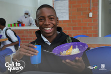 Estudiantes de la IE Crist&oacute;bal Col&oacute;n disfrutan el PAE en la modalidad de preparado en sitio