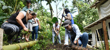 Con pala en mano, gestores comunitarios avanzan con la instalaci&oacute;n de huertas urbanas en comedores de Cali