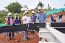 Alcalde de Cali inspeccion&oacute; la obra del Proyecto Integral de Cristo Rey